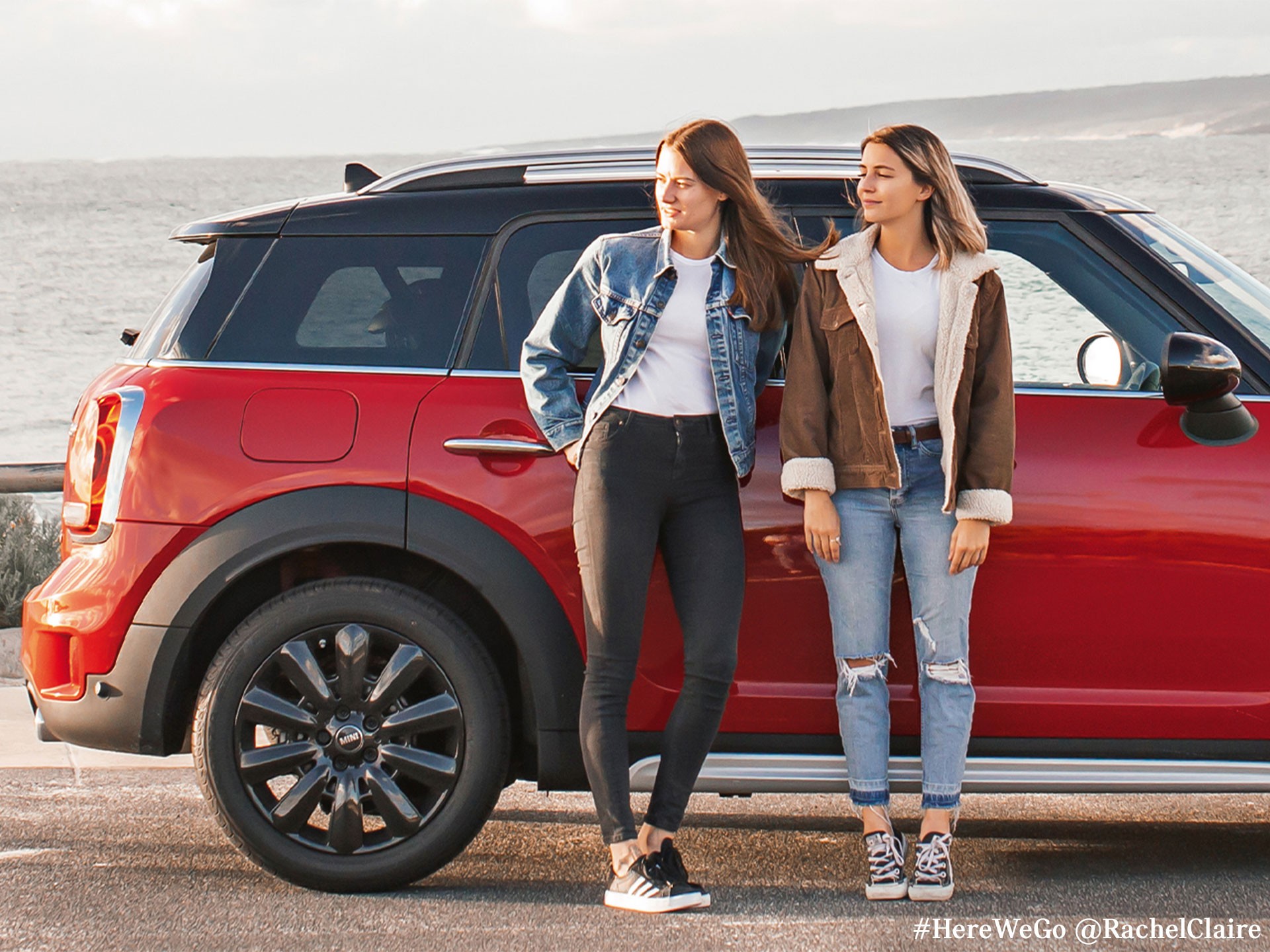 MINI Cooper S Countryman – rosso e nero – estate all'aria aperta